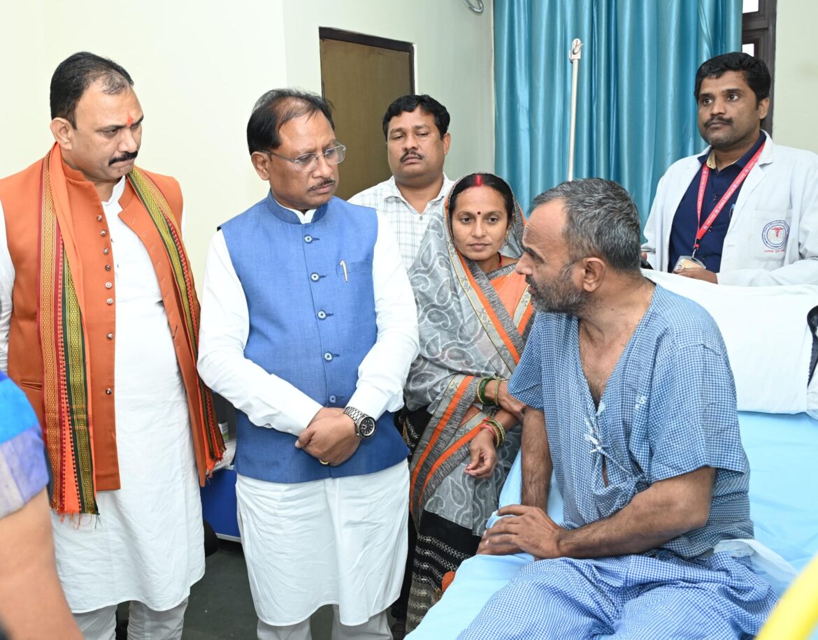 मुख्यमंत्री श्री साय ने एम्स रायपुर में भर्ती श्री विशंभर यादव का जाना कुशलक्षेम : इलाज के लिए 5-5 लाख की आर्थिक सहायता