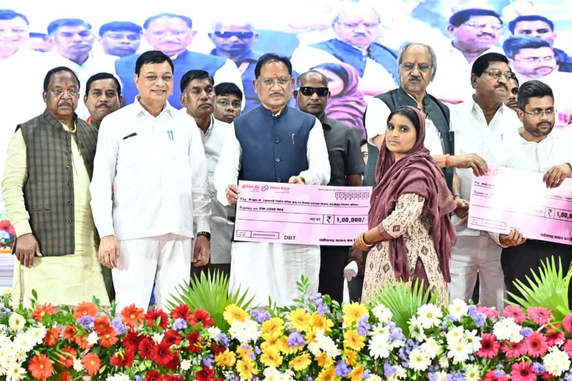 मुख्यमंत्री श्री साय ने 1.84 लाख श्रमिकों को 65 करोड़ रुपये से अधिक की सहायता राशि प्रदान की