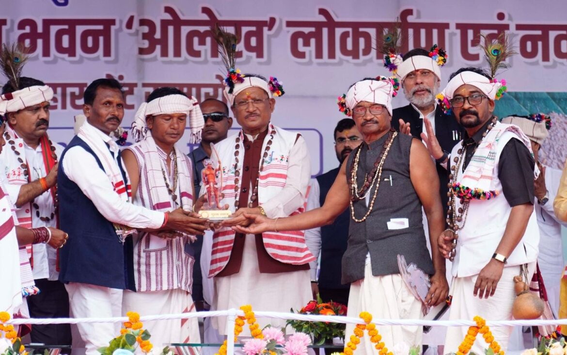 जगदलपुर में धुरवा समाज के संभाग स्तरीय नुआखाई मिलन समारोह एवं नवनिर्मित सामाजिक भवन “ओलेख” के लोकार्पण कार्यक्रम में शामिल हुए मुख्यमंत्री श्री विष्णुदेव साय