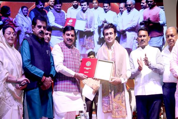 मुख्यमंत्री डॉ. यादव ने गायक सोनू निगम को राष्ट्रीय लता मंगेशकर सम्मान से किया विभूषित