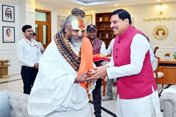 मुख्यमंत्री डॉ. मोहन यादव से मिले कंप्यूटर बाबा; प्रदेश में ‘घर-घर गौपालन’ और बड़ी गौशालाओं पर ज़ोर