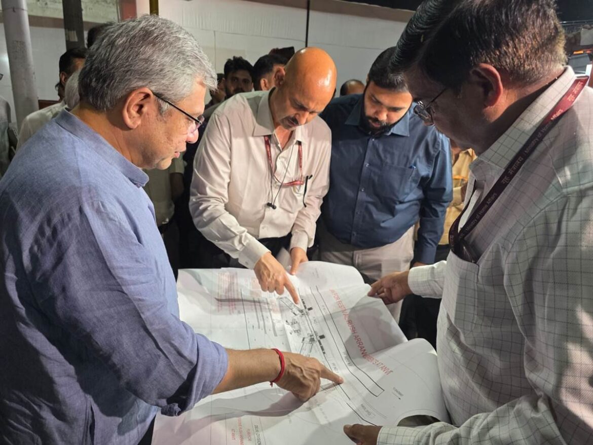 हारों में भीड़ प्रबंधन: केंद्रीय मंत्री अश्विनी वैष्णव ने आनंद विहार स्टेशन का औचक निरीक्षण किया