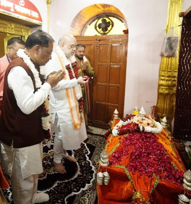 केंद्रीय गृह मंत्री श्री अमित शाह और मुख्यमंत्री श्री विष्णुदेव साय ने मां दंतेश्वरी की पूजा-अर्चना कर देश-प्रदेश की सुख-शांति, समृद्धि और खुशहाली का मांगा आशीर्वाद