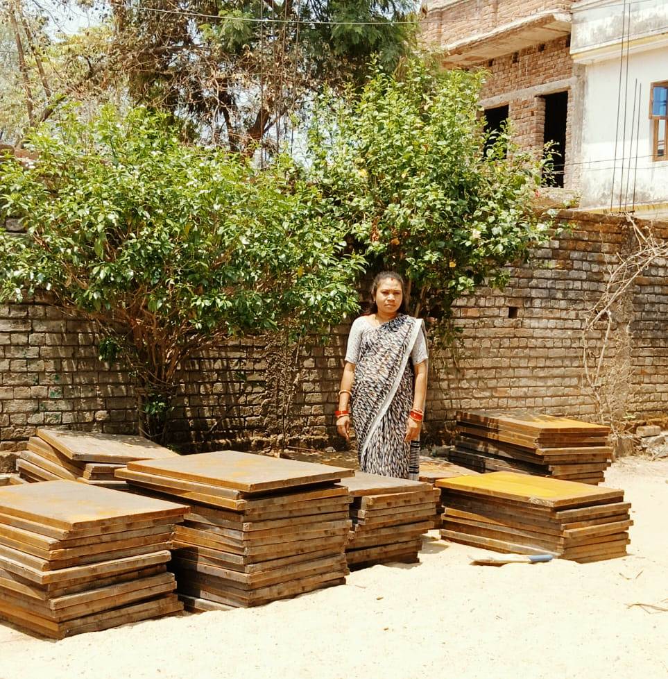 सेंट्रिंग प्लेट्स से मिला दी रश्मि के सपनों को सहारा….