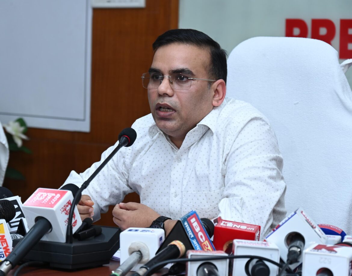 छत्तीसगढ़ में मतदाता सूची के गहन पुनरीक्षण का शुरुआत: राजनीतिक दलों के साथ सीईओ ने की महत्वपूर्ण बैठक तथा विभिन्न मीडिया संस्थानों के साथ प्रेस वार्ता