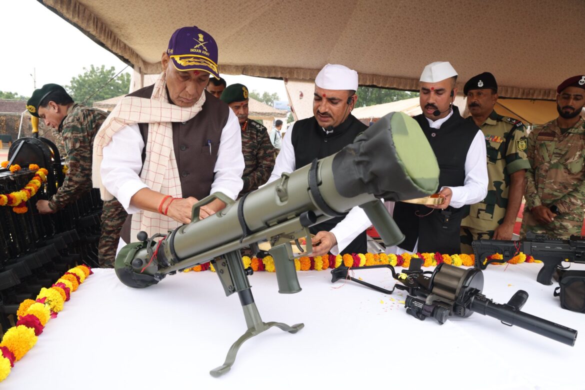 भुज मिलिट्री बेस में रक्षा मंत्री ने की शस्त्र पूजा