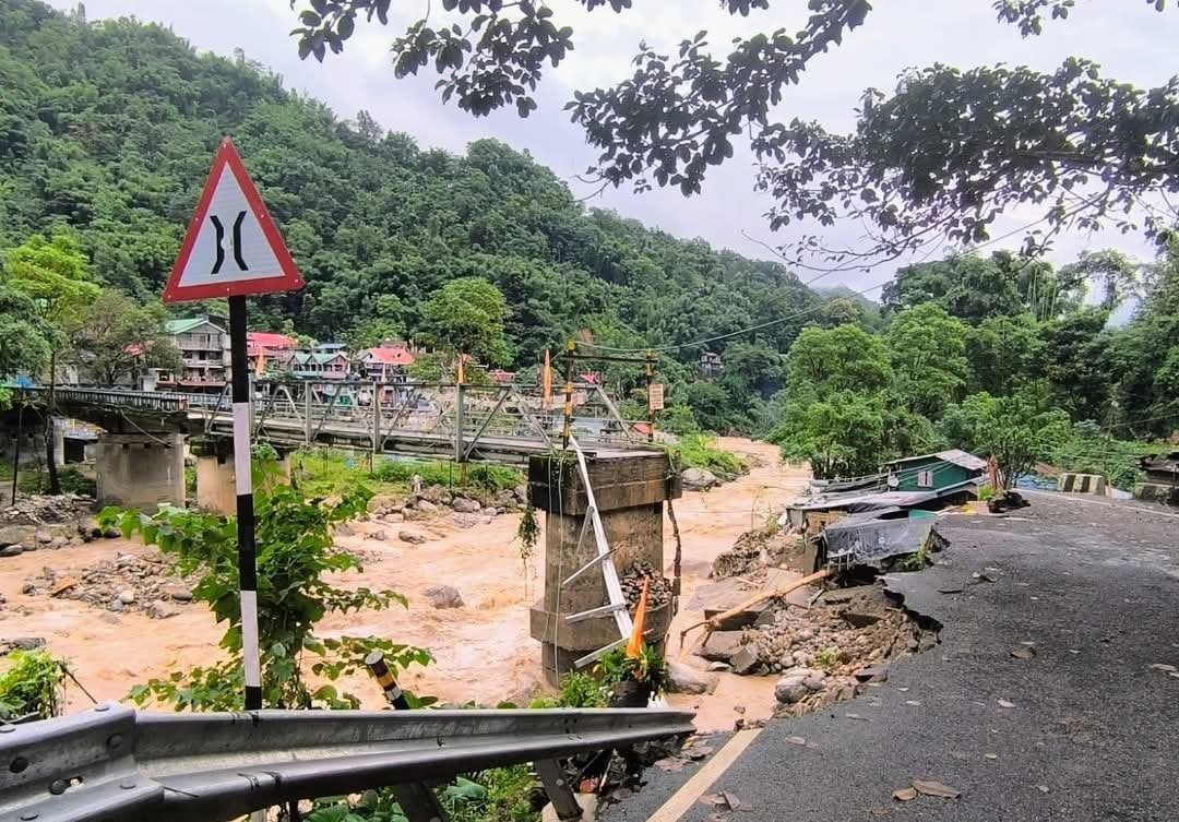 दार्जिलिंग भूस्खलन में मृतकों की संख्या 24 हुई, 7 बच्चे शामिल; सड़क और रेल संपर्क टूटा, हजारों पर्यटक फंसे
