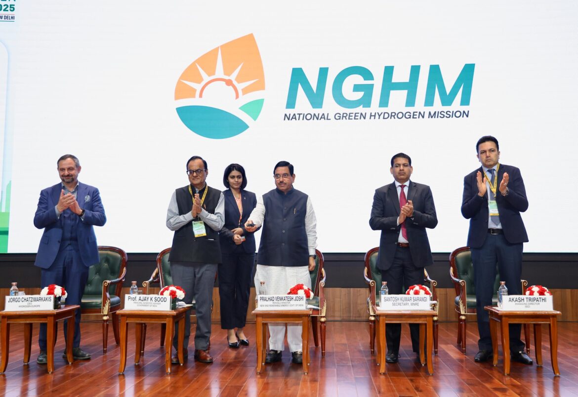 केंद्रीय मंत्री प्रल्हाद जोशी ने ₹100 करोड़ के बायोमास-आधारित हाइड्रोजन पायलट प्रोजेक्ट की घोषणा की; NGHM भारत को वैश्विक हरित हाइड्रोजन केंद्र बना रहा है