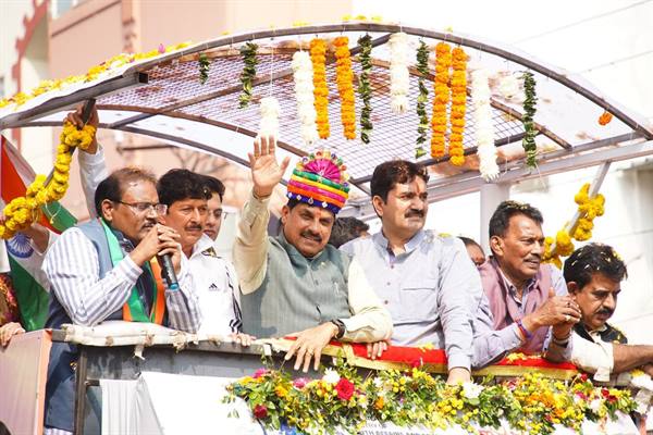 फूल बरसे, नारे गूंजे! सीएम डॉ. मोहन यादव ने किया सरदार पटेल की ‘एकता यात्रा’ का नेतृत्व