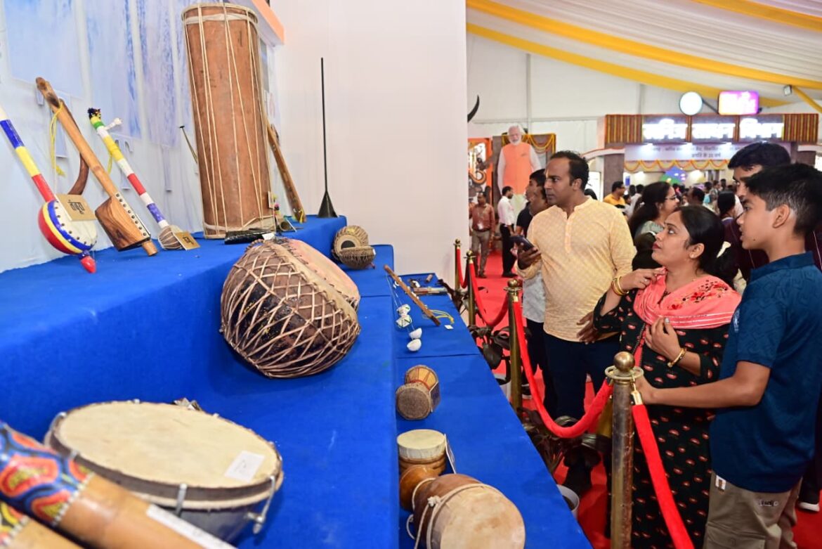 छत्तीसगढ़ की 25 वर्षों की विकास यात्रा को देखने पहुंच रहे है बड़ी संख्या में लोग