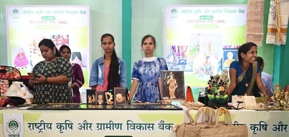 नाबार्ड की मदद से महिला समूह बन रहे आत्मनिर्भर