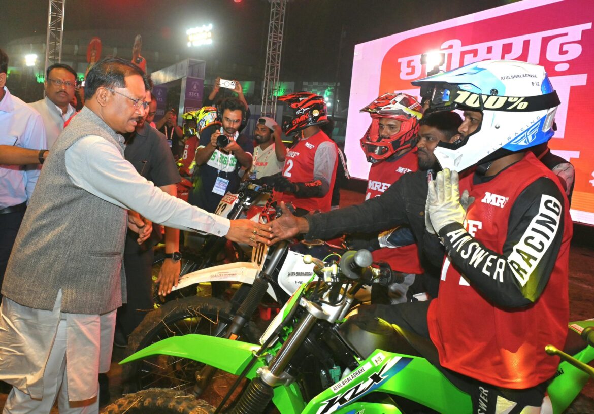 राष्ट्रीय सुपरक्रॉस बाइक रेसिंग चैंपियनशिप-2025 का रोमांच रायपुर में:मुख्यमंत्री श्री विष्णु देव साय ने बढ़ाया युवाओं का हौसला