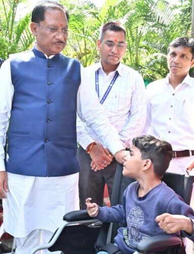 पैरों से चित्र उकेरने वाली पूनम बिटिया के जीवन में मुख्यमंत्री ने भरी नई उम्मीद — अब विशेष विद्यालय में मिलेगा शिक्षण और छात्रवृत्ति