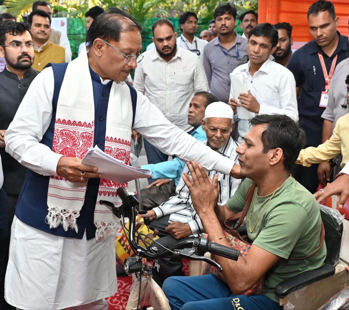 जनदर्शन: मुख्यमंत्री विष्णु देव साय ने आमजन की समस्याएँ सुनीं, मौके पर दिए त्वरित समाधान