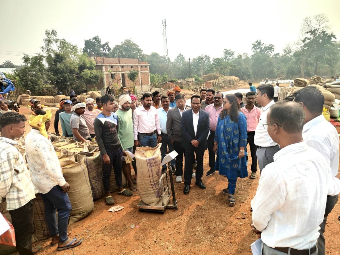 मोहला-मानपुर-अंबागढ़ चौकी जिले के प्रभारी सचिव श्री पीएस एल्मा ने धान उपार्जन केंद्रों का किया निरीक्षण