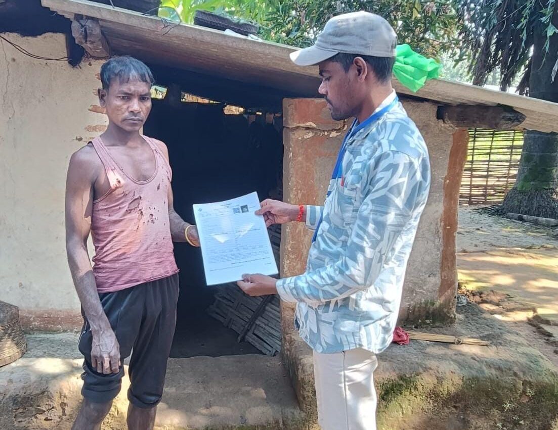 जंगल-पहाड़ों के रास्तों से मतदाताओं तक पहुंच रही टीम