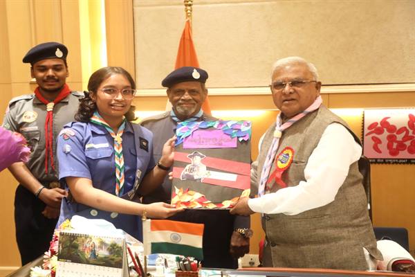 भारत स्काउट्स एवं गाइड्स के 76वें स्थापना दिवस पर राज्यपाल से हुई शिष्टाचार भेंट, बैज और स्कार्फ से किया गया सम्मान
