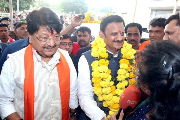 विन्ध्य और इंदौर के बीच हवाई सफर का आगाज़: डेढ़ घंटे में पूरा हुआ 14 घंटे का सफर, इंदौर एयरपोर्ट पर भव्य स्वागत