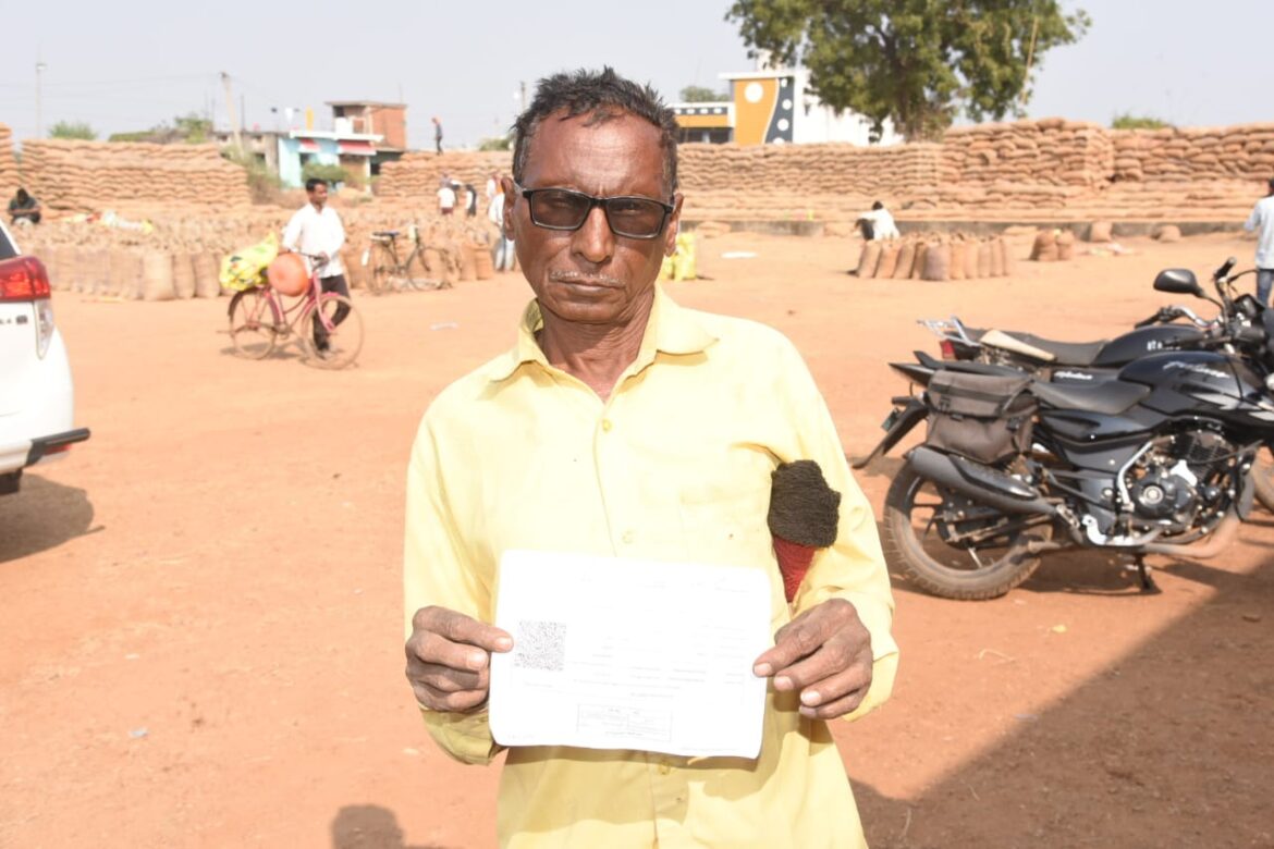 धान बिक्री से कृषक कामता चुकाएंगे अपना ऋण