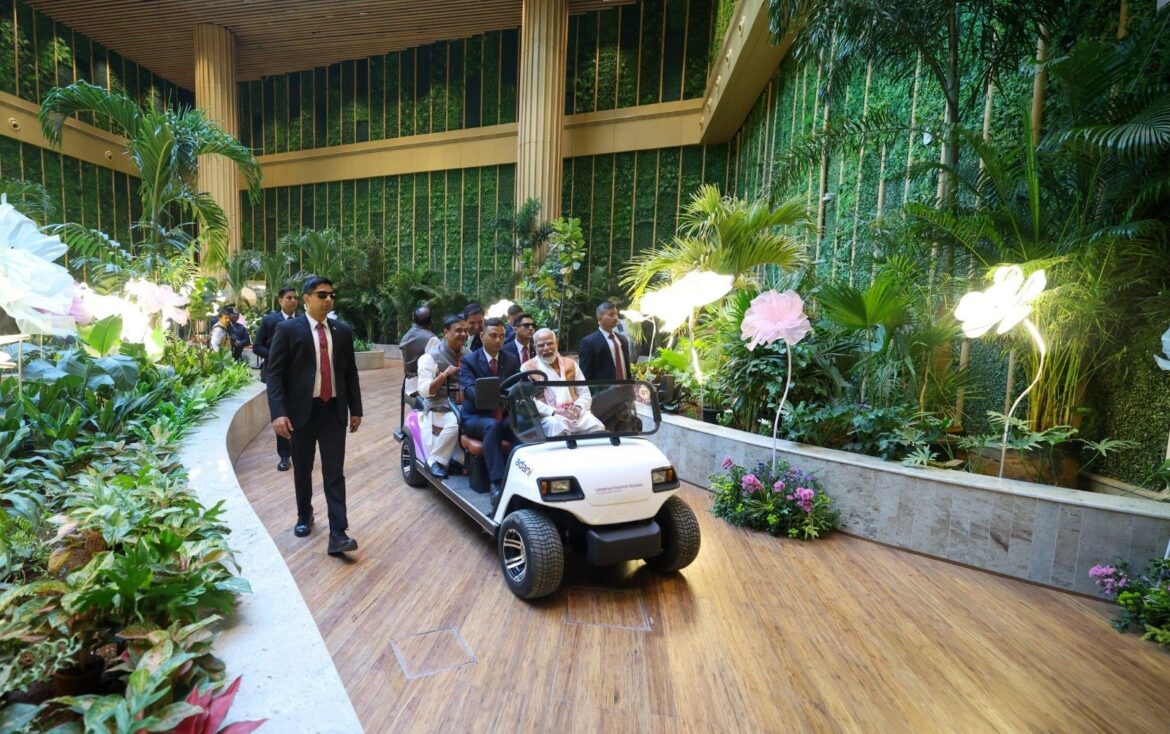 प्रधानमंत्री मोदी ने किया गुवाहाटी एयरपोर्ट के नए टर्मिनल का उद्घाटन; गोपीनाथ बोरदोलोई की प्रतिमा का भी किया अनावरण