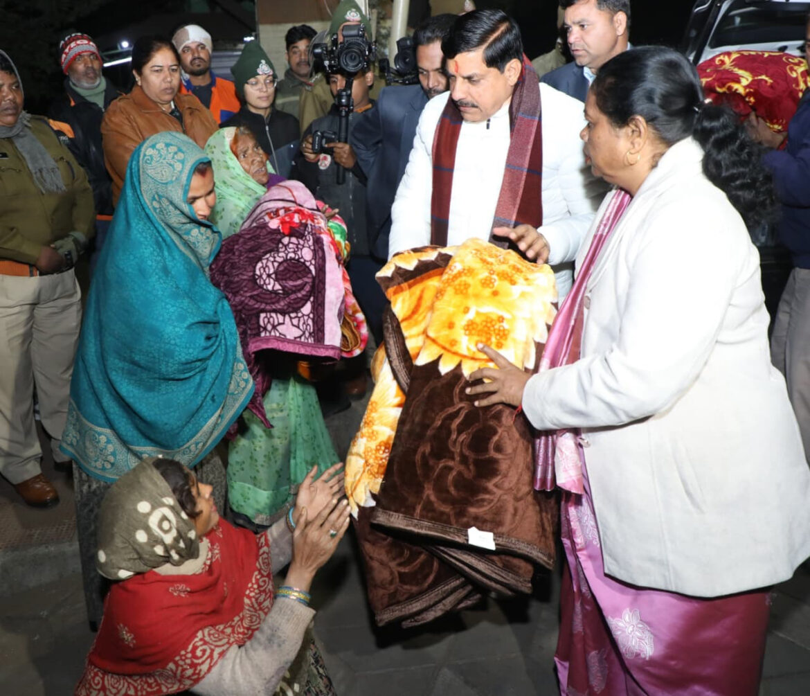 आधी रात को सड़कों पर निकले मुख्यमंत्री डॉ. मोहन यादव: रैन बसेरों का जायजा लिया, जरूरतमंदों को बांटे कंबल और पिलाई चाय
