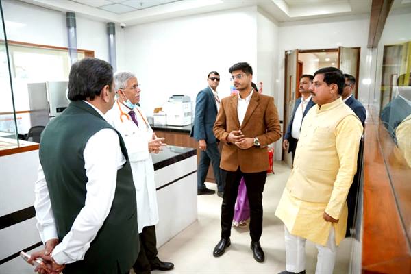 मुख्यमंत्री डॉ. मोहन यादव ने नागपुर के नेशनल कैंसर इंस्टीट्यूट का किया दौरा, मध्यप्रदेश के मरीजों का जाना हाल