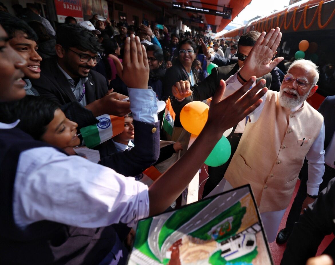 मालदा में पीएम मोदी का हुंकार: घुसपैठियों और भ्रष्टाचार को लेकर टीएमसी पर साधा निशाना, बंगाल को दी वंदे भारत स्लीपर की सौगात