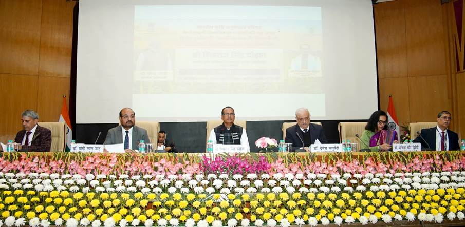 ‘विकसित भारत’ की आधारशिला है कृषि: तीन साल में हर किसान तक पहुँचेंगी 184 नई प्रजातियां