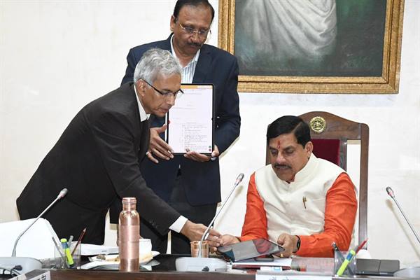 मध्यप्रदेश कैबिनेट में डिजिटल युग का आगाज: मुख्यमंत्री ने मंत्रियों को सौंपे टैबलेट, अब ‘ई-कैबिनेट’ से होगा सारा कामकाज