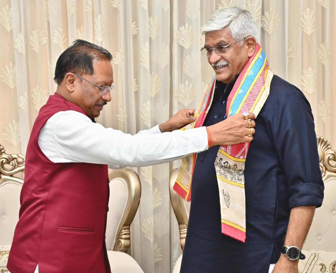 केंद्रीय पर्यटन एवं संस्कृति मंत्री श्री गजेन्द्र सिंह शेखावत ने मुख्यमंत्री श्री विष्णुदेव साय से की सौजन्य भेंट