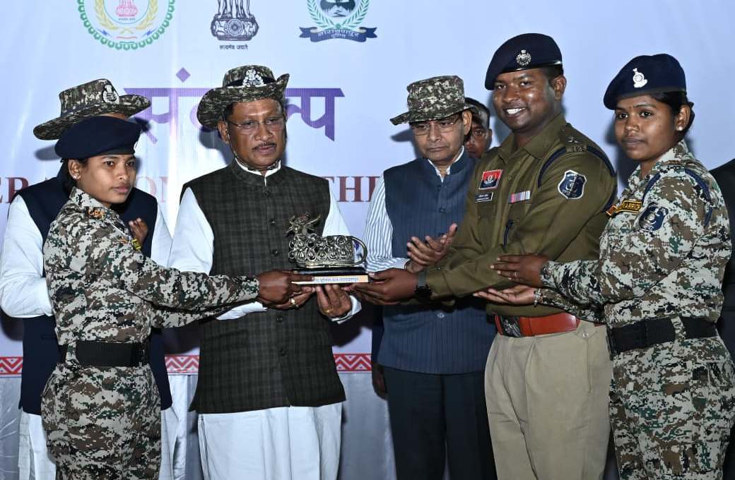 मुख्यमंत्री श्री साय नारायणपुर में जवानों से मिले और हौसला बढ़ाया