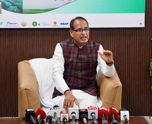 सीड एक्ट 2026: अब हर बीज की होगी अपनी ‘कुंडली’, नकली बीज बेचने वालों पर 30 लाख का जुर्माना और जेल