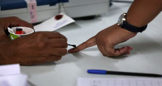 महाराष्ट्र निकाय चुनाव: 29 नगर निगमों के लिए मतदान जारी, दिग्गज हस्तियों ने डाले वोट;