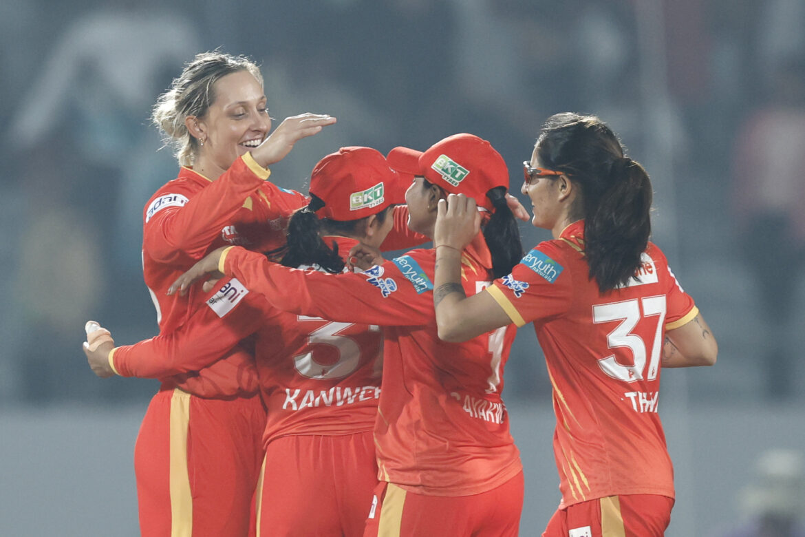 वडोदरा में गुजरात जायंट्स का ऐतिहासिक उलटफेर: मुंबई इंडियंस को पहली बार हराकर एलिमिनेटर में बनाई जगह