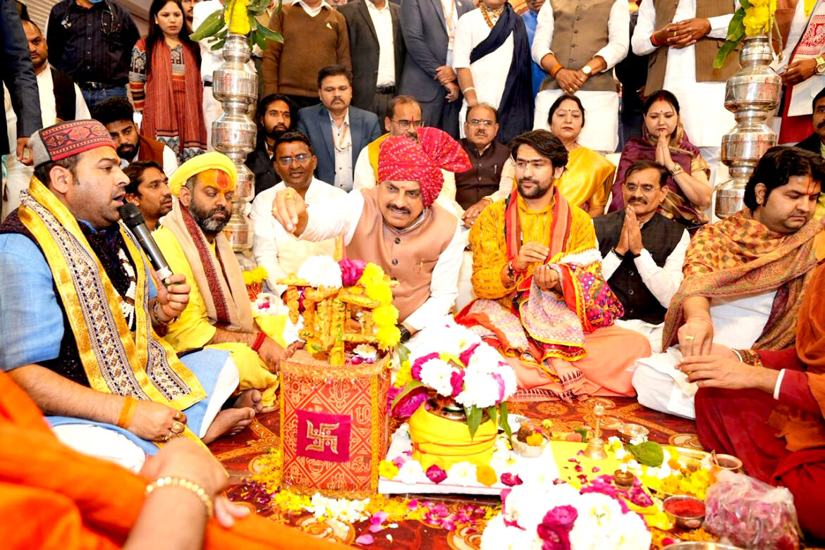 बागेश्वर धाम से मुख्यमंत्री का बड़ा ऐलान: सामूहिक विवाह करने वाले जोड़ों को रोजगार में मदद देगी सरकार; बेटियों को मिल रहे 51 हजार रुपए