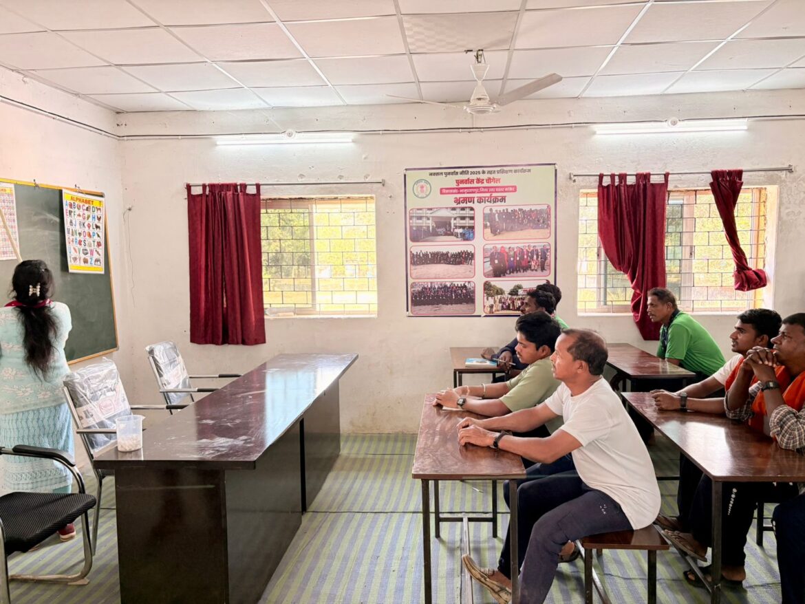 नक्सल पुनर्वास नीति के तहत आत्मसमर्पित 40 माओवादियों को आजीविका मूलक गतिविधियों से जोड़ा जा रहा