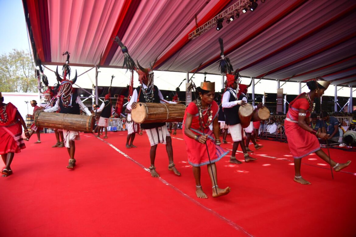 राष्ट्रपति के समक्ष बास्तानार के युवाओं ने ‘गौर नृत्य’ से बिखेरे अद्भुत लोक-रंग