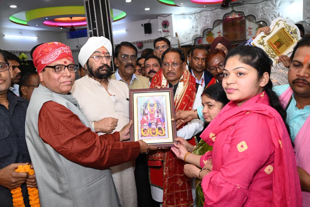 मुख्यमंत्री श्री विष्णुदेव साय ने महालक्ष्मी मंदिर में की पूजा-अर्चना, प्रदेशवासियों की सुख-समृद्धि कामना की