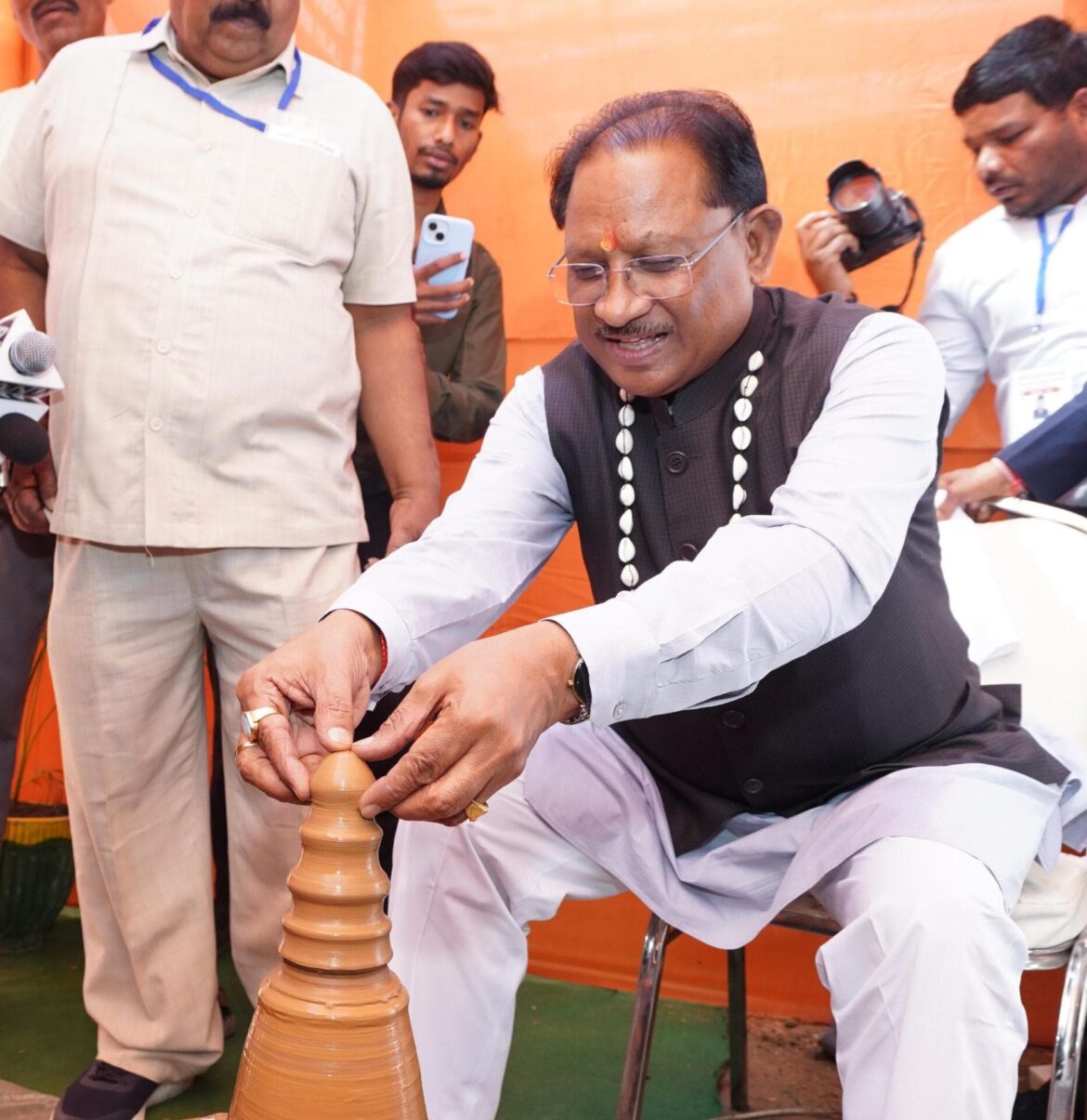 मुख्यमंत्री श्री साय ने कुम्हार के चाक पर गढ़ा दीया, पारंपरिक शिल्पकारों से किया आत्मीय संवाद: सरगुजा विकास प्राधिकरण की बैठक के दौरान प्रदर्शनी में दिखा माटी से जुड़ाव