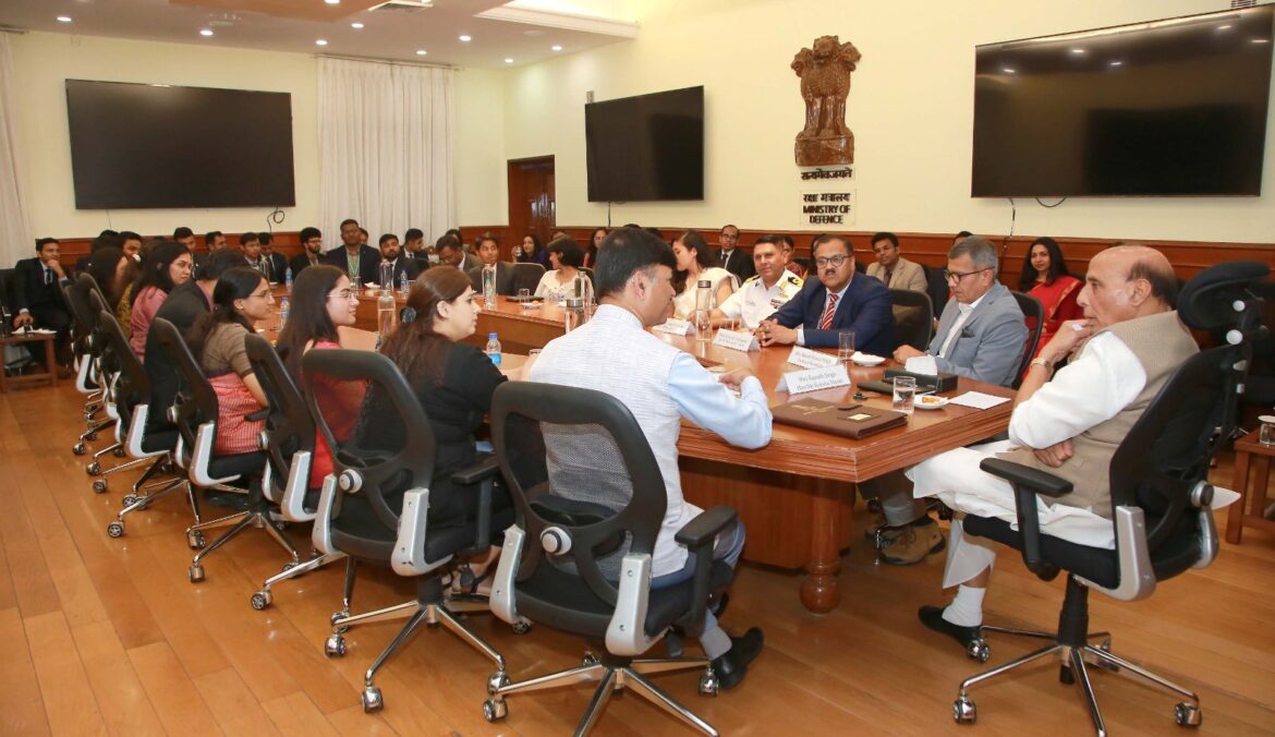 आत्मनिर्भर भारत की हुंकार: रक्षा मंत्री राजनाथ सिंह ने कहा- आयातक से बड़ा निर्यातक बनने की ओर अग्रसर है देश