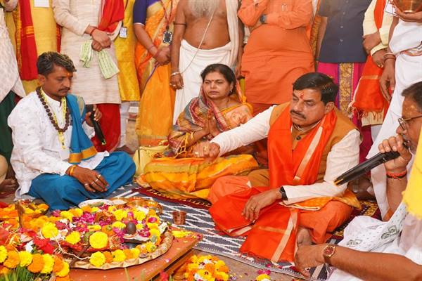 मुख्यमंत्री डॉ. मोहन यादव ने छिंदवाड़ा के सहस्त्र चंडी महायज्ञ में दी पूर्णाहुति, प्रदेश की खुशहाली की कामना की