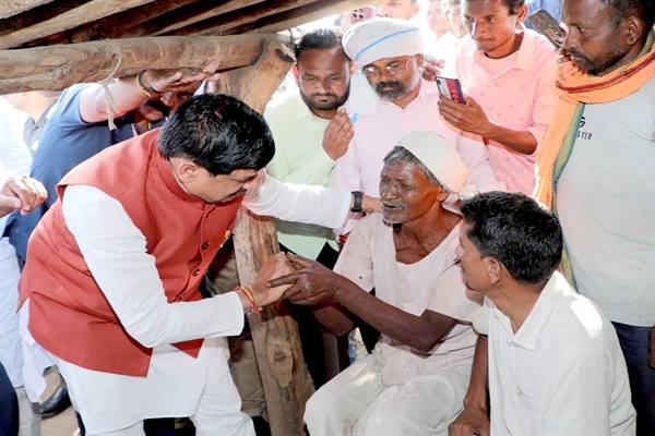 छिंदवाड़ा सड़क हादसा: मुख्यमंत्री डॉ. मोहन यादव ने पीड़ितों से की मुलाकात, ₹8 लाख की कुल सहायता और घायलों को ₹1 लाख देने का ऐलान