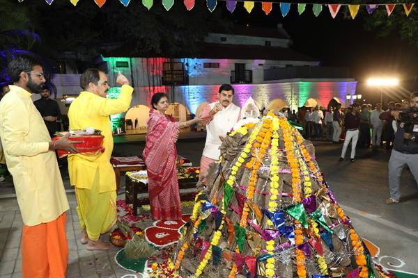 मुख्यमंत्री डॉ. मोहन यादव ने सपरिवार किया होलिका दहन, प्रदेशवासियों को दी रंगों के पर्व की शुभकामनाएँ