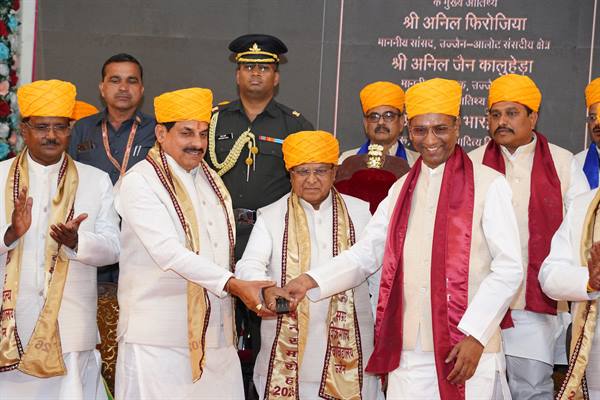 विक्रम विश्वविद्यालय का 30वां दीक्षांत समारोह: राज्यपाल ने विद्यार्थियों को दिलाया सेवा का संकल्प, मुख्यमंत्री ने दी करोड़ों की सौगात