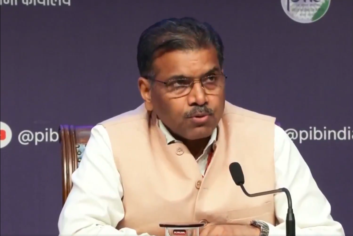 पश्चिम एशिया संकट के बीच भारतीय जहाजों की सुरक्षा पर सरकार का बड़ा बयान; 611 नाविक पूरी तरह सुरक्षित, ‘जग लाडकी’ कल पहुंचेगा मुंद्रा