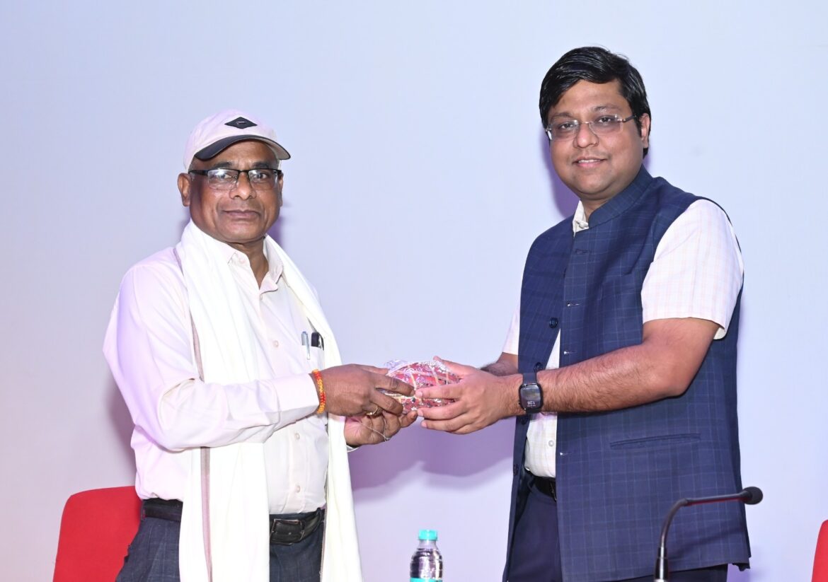 जनसंपर्क विभाग के अपर संचालक श्री जे.एल. दरियो को सेवानिवृत्ति पर दी गई गरिमामय विदाई