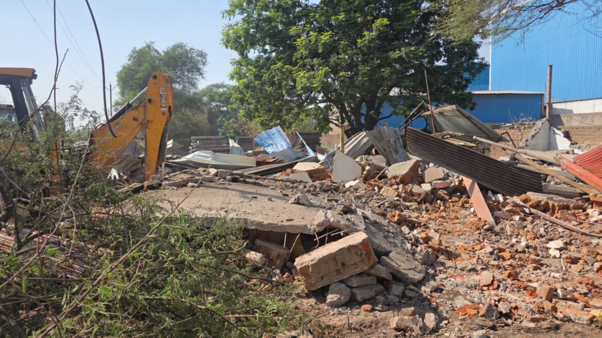 जिला प्रशासन द्वारा अतिक्रमण हटाने की गई कार्रवाई की गई