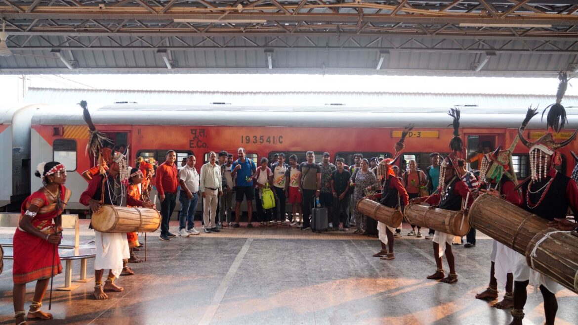 खेलो इंडिया ट्रायबल गेम्स : केरल की एथलेटिक्स टीम पहुंची जगदलपुर, पारंपरिक लोकनृत्य से हुआ भव्य स्वागत