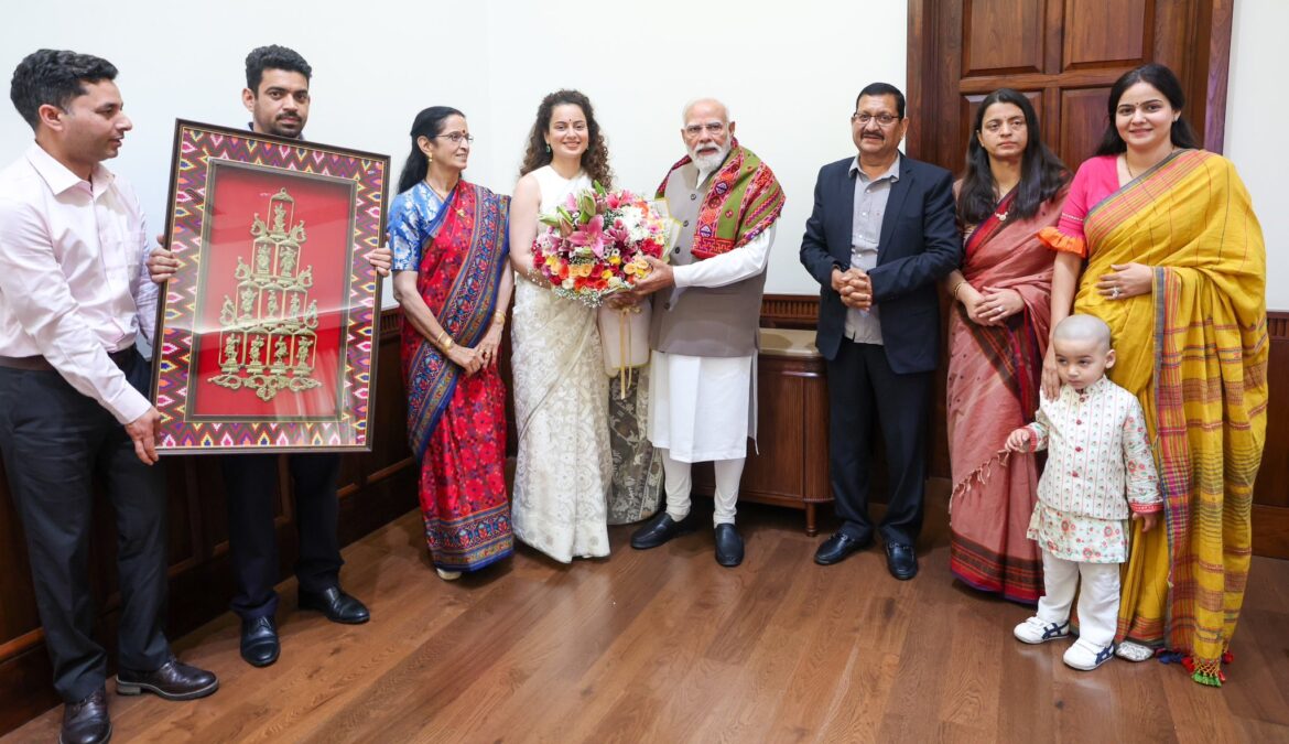 जन्मदिन के खास मौके पर कंगना रनौत ने परिवार संग प्रधानमंत्री नरेंद्र मोदी से की मुलाकात, तस्वीरें साझा कर जताई खुशी