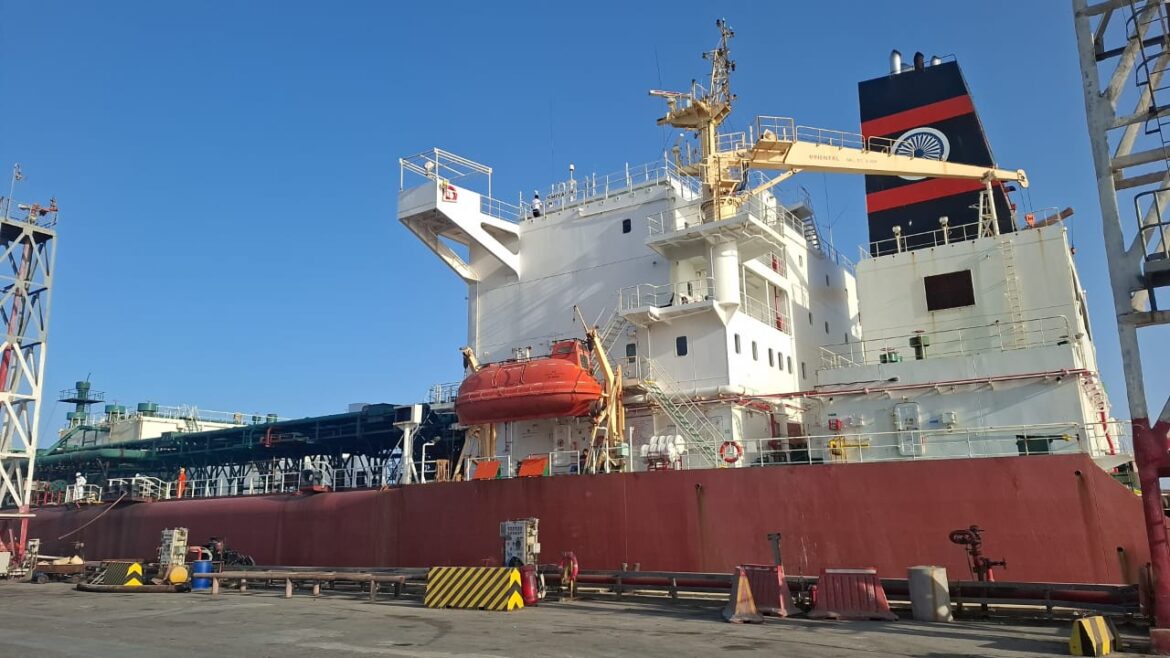 मिडिल-ईस्ट संघर्ष के बीच राहत: 45 हजार टन एलपीजी लेकर ‘शिवालिक’ मुंद्रा पहुंचा, क्रूड शिप भी रास्ते में